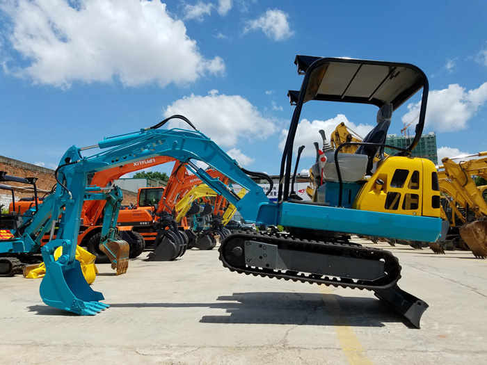 小型挖掘機(jī)冬季